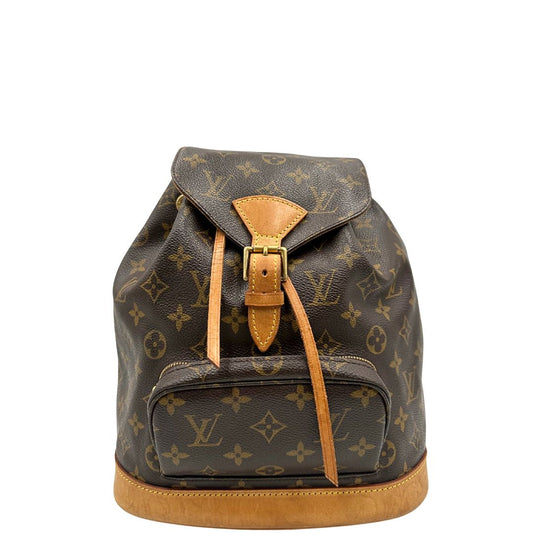 front Zaino Montsouris mini in canvas marrone monogram con finiture in vacchetta naturale e parti metalliche dorate, munito di un anello sulla parte superiore e due bretelle in vacchetta regolabili con fibbie. Completo di dustbag, di lusso, originale, ottime condizioni.