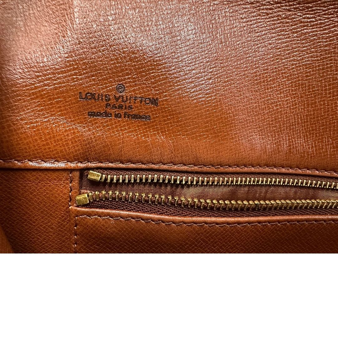 interno Pochette Louis Vuitton in canvas marrone monogram con finiture in pelle marroni e parti metalliche dorate; da portare a mano, di lusso, originale, ottime condizioni, usata.