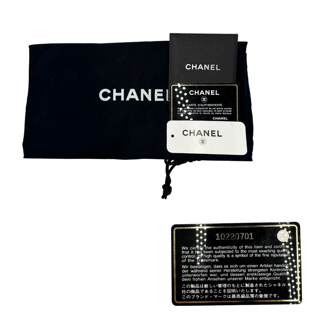 Dustabag e card d'autenticità di una borsa Cambon Reporter Chanel in pelle trapuntata nera e doppie C bianche sul front, con tasche per accessori e doppi manici medio lunghi, rifinita con parti metalliche argentate. Indossabile a spalla.