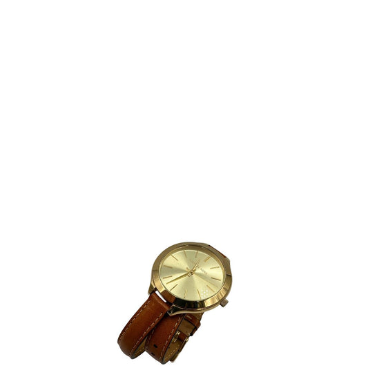 Orologio Michael Kors con cassa dorata e quadrante oro, dotato di cinturino in pelle color caramello a doppio giro, movimento al quarzo, cassa in acciaio inox con impermeabilità 5 ATM, quadrante analogico con indici a barre e lancette ore-minuti-secondi, chiusura ad ardiglione inciso Michael Kors, fondello in acciaio con riferimenti al modello MK-2256 e codice seriale, fornito con scatola ed etichetta.