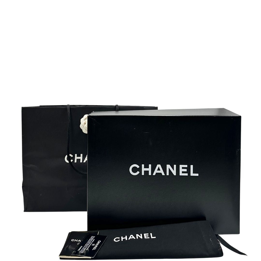 Corredo di una borsa Chanel in pelle beige matelassè e parti metalliche dorate; munita di una tracolla scorrevole in catena e pelle. Indossabile a spalla e a tracolla.