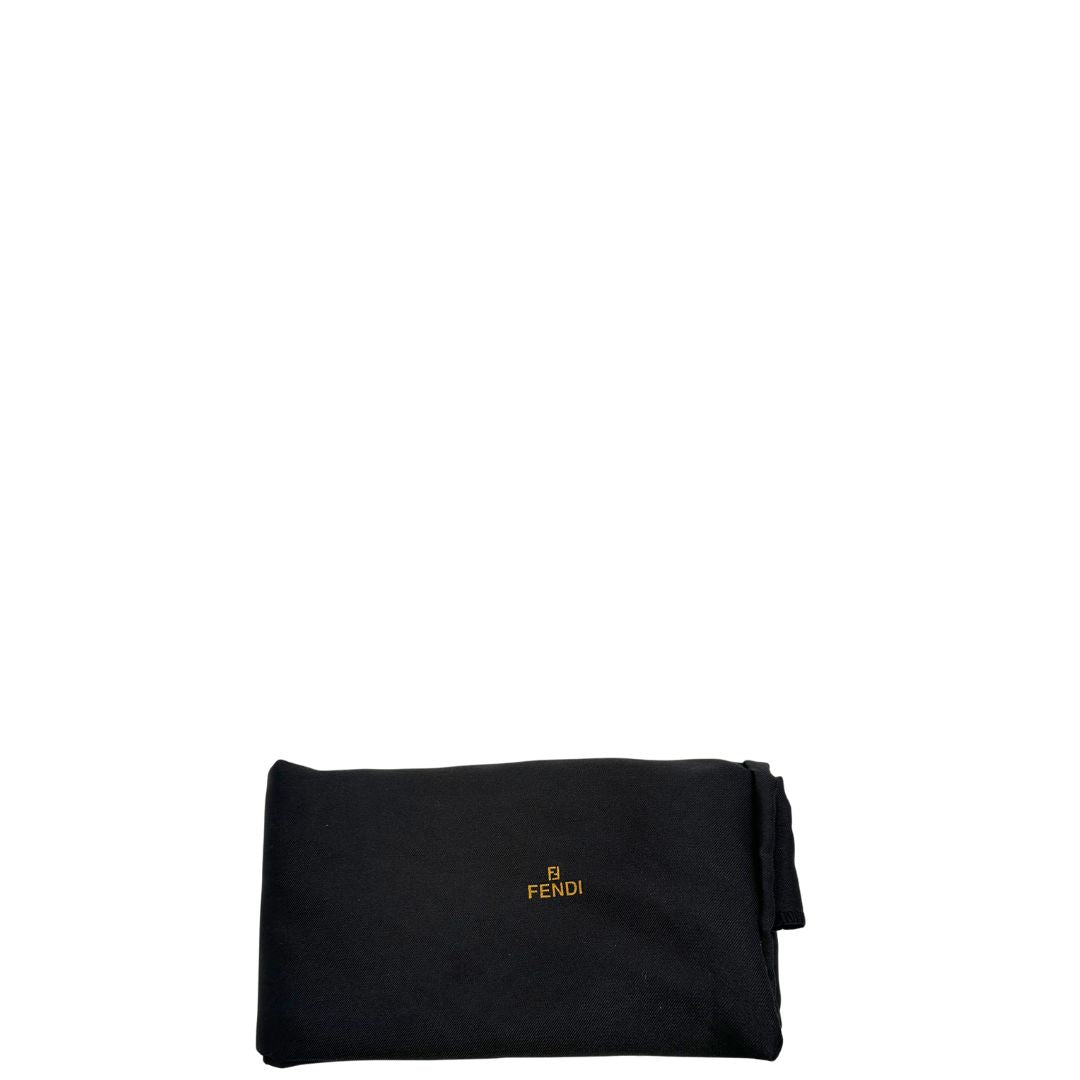 Dustbag di una borsa Fendi in pelle nera con parti metalliche argentate. Indossabile a spalla.