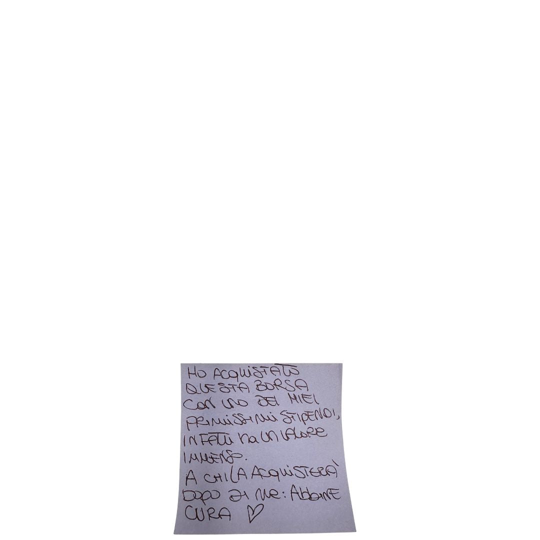 Bigliettino di una borsa Gucci Interlocking in pelle martellata nera con parti metalliche oro chiaro. Munita di una tracolla amovibile in catena e spallaccio in pelle. Chiusura con doppie G incrociate. Completa di scatola e dustbag. Indossabile a tracolla.