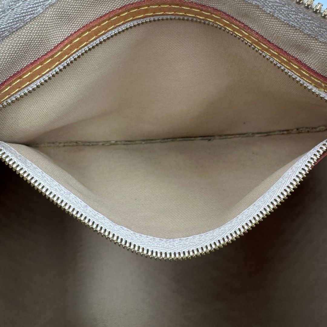 interno Borsa Speedy 30 bandoulière Louis Vuitton in canvas Damier Azur con finiture in vacchetta naturale e parti metalliche dorate; munita di una tracolla amovibile e regolabile e doppi manici stondati. Completo di lucchetto, chiavi e scatola, di lusso, originale, ottime condizioni.