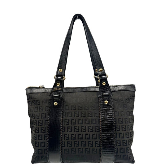 Front di una Borsa Fendi in tessuto nero trama zucchino con parti metalliche dorate, impreziosita li logo fendi lettering su il manico, finiture in pelle nera, munita di due manici. Indossabile a spalla. Originale, usata, di lusso, in ottime condizioni.