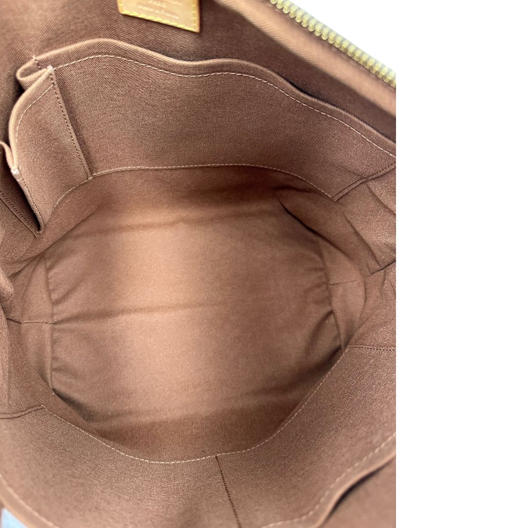 Interno di una borsa Louis Vuitton in canvas marrone monogram con parti metalliche dorate e finiture in vacchetta naturale; munita di una tracolla amovibile e regolabile e doppi manici. Indossabile a spalla oppure a mano.