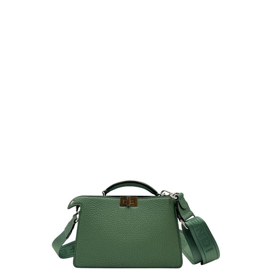 front Borsa Fendi in pelle martellata color verde salvia con parti metalliche argentate; munita di una tracolla in tessuto logata, amovibile e regolabile e un manico singolo. Completa di corredo, di lusso, originale, eccellenti condizioni.
