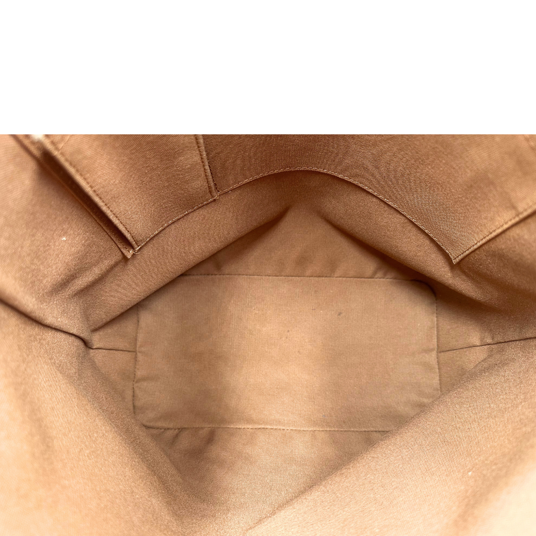 Interno di una Borsa Louis Vuitton in canvas marrone monogram con finiture in vacchetta naturale e parti metalliche dorate. Munita di doppi manici stondati. Completa di dustbag, lucchetto e chiavi. Originale, usata, di lusso, in ottime condizioni.