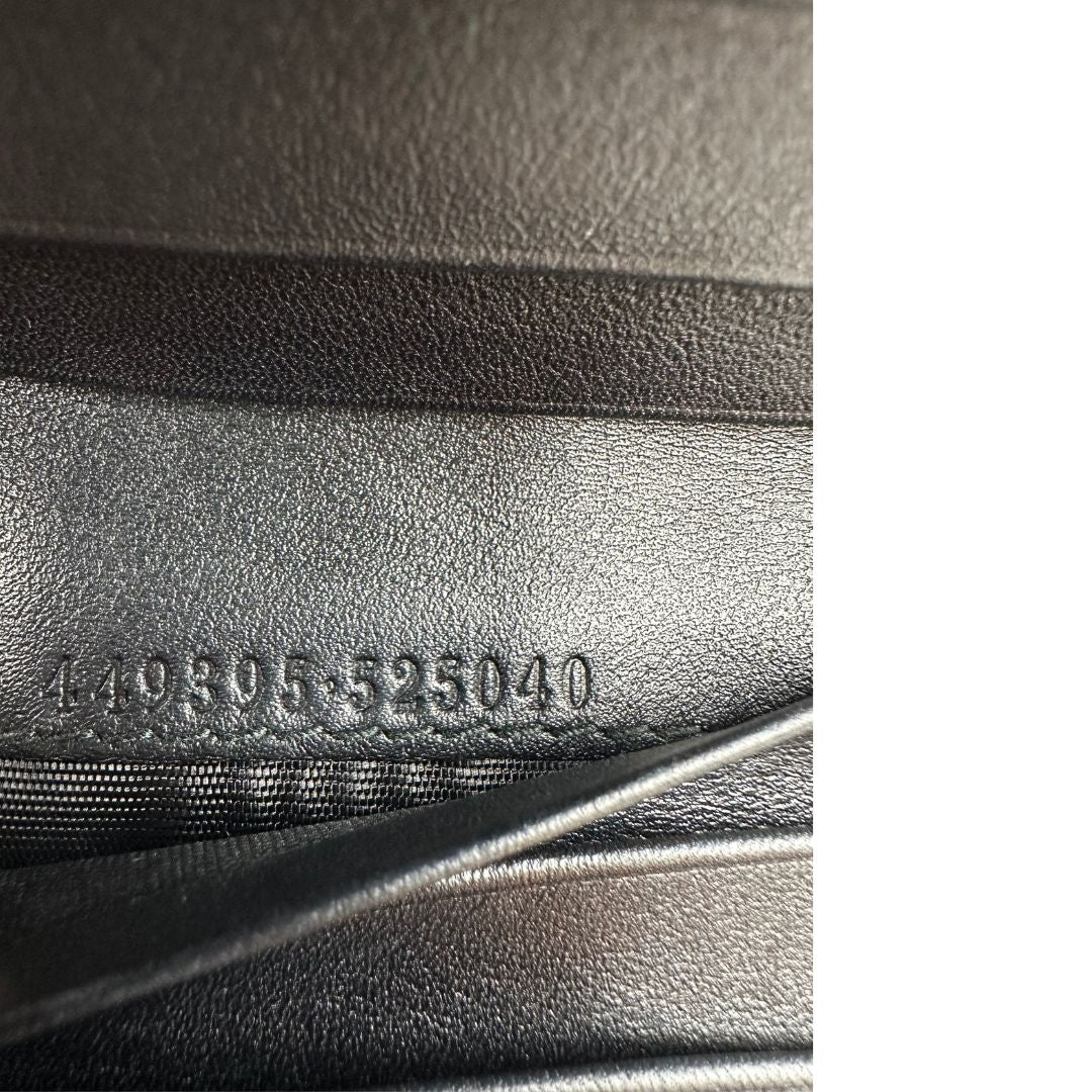 Codice di un Portafoglio Gucci in pelle nera GG con parti metalliche dorate. Completo di scatola. Originale, usato, di lusso, in ottime condizioni.