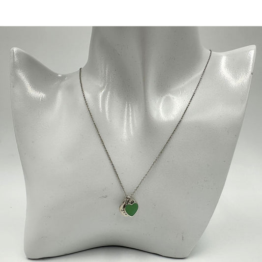 Collana Tiffany&Co. della collezione Return To Tiffany in argento 925 con doppio ciondolo cuore. Completa di scatola e sacchetto.