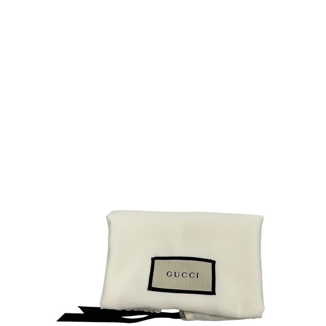 Dustbag di una borsa Gucci Neo Vintage in canvas beige GG Supreme con finiture in pelle marrone e parti metalliche dorate. Munita di una tracolla in tessuto Web verde e rosso, con dettagli in pelle gialla. Rifinita con logo lettering sul front e testa di tigre decorativa.