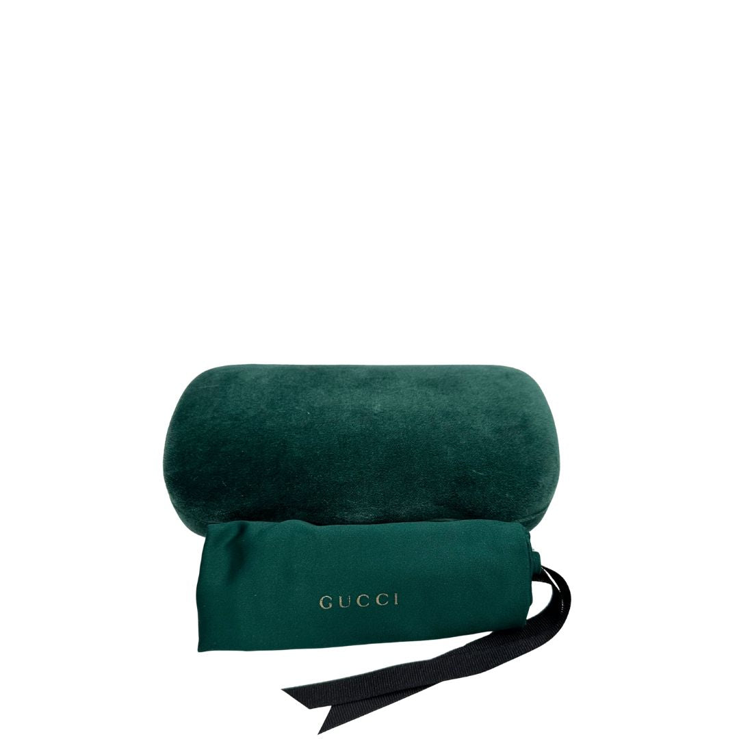 Occhiali da sole Gucci in acetato marrone tartarugato rifiniti con doppie G in metallo dorato sulle asticelle. Completi di custodia e sacchetto protettivo.