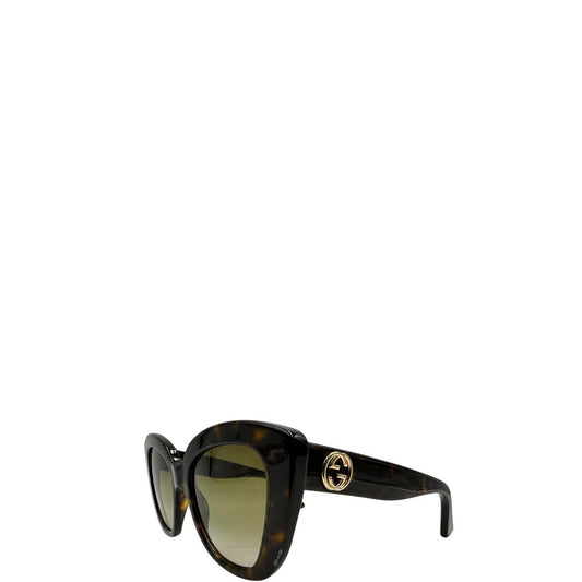 Occhiali da sole Gucci in acetato marrone tartarugato rifiniti con doppie G in metallo dorato sulle asticelle. Completi di custodia e sacchetto protettivo.