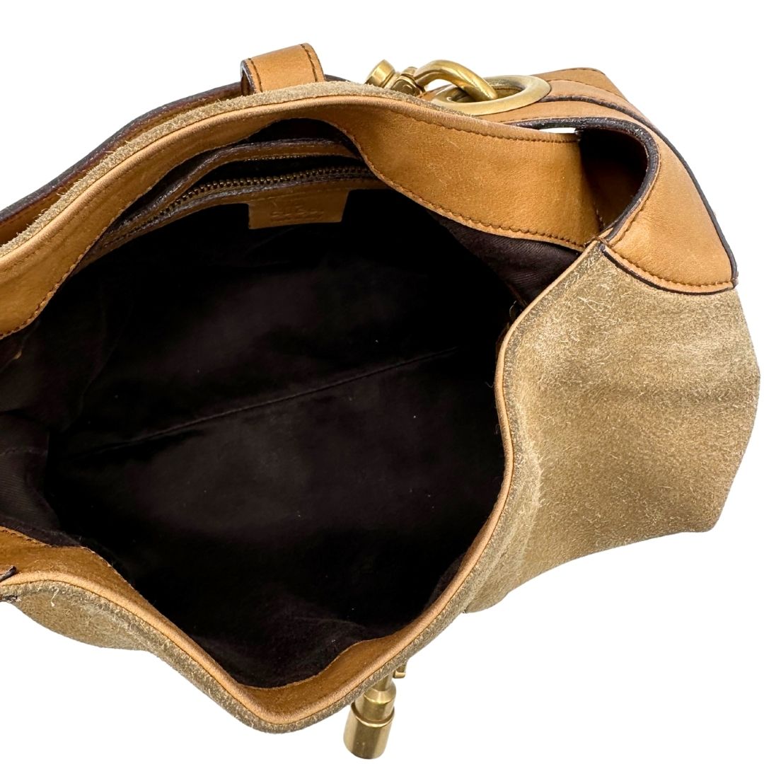 interno Borsa Gucci scamosciata beige con finiture in pelle color cammello, dettagli in tessuto GG e parti metalliche dorate; munita di un manico singolo, indossabile a spalla. Completa di dustbag, di lusso, originale, ottime condizioni, usata.