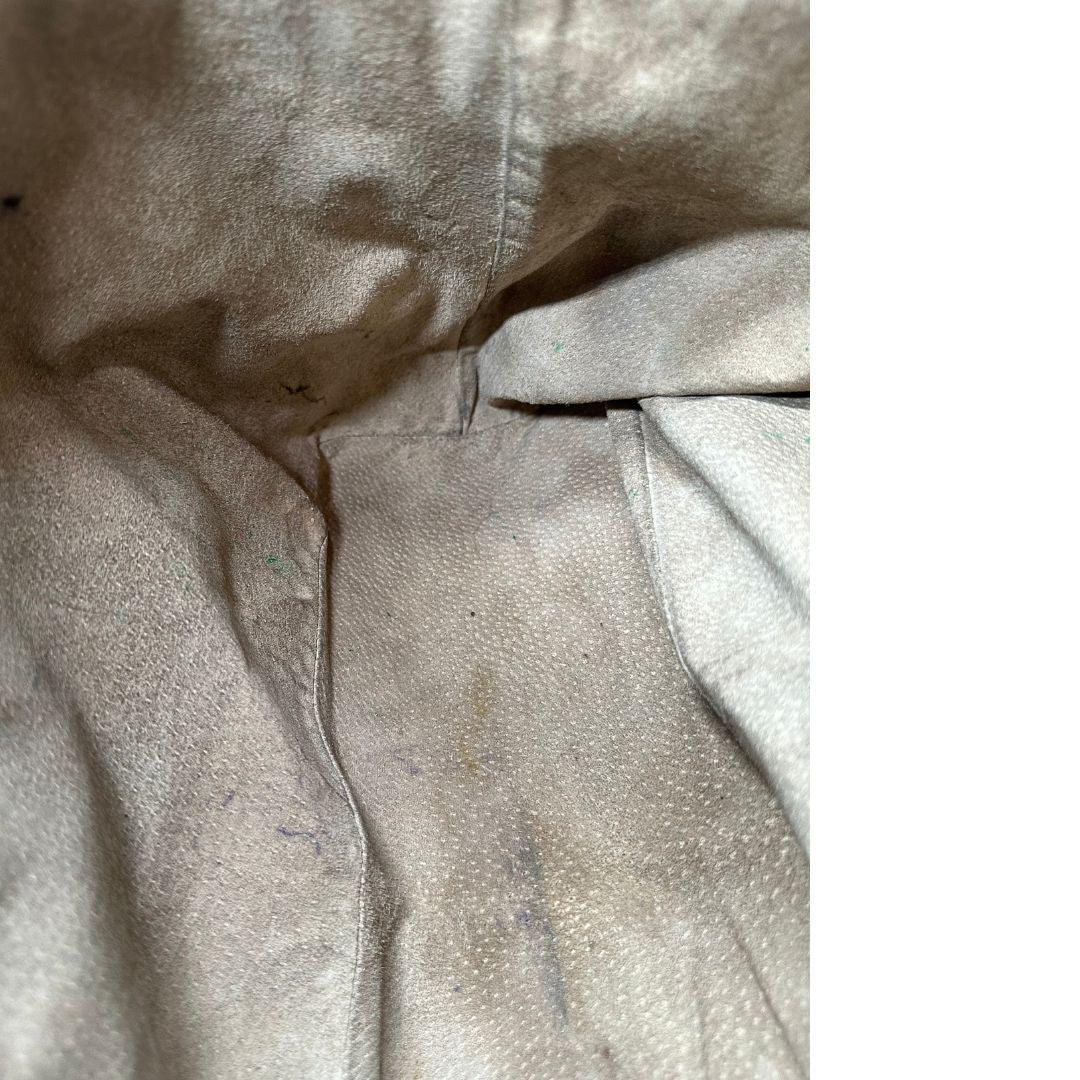 Interno di una borsa Prada in pelle nera con parti metalliche dorate; munita di una tracolla amovibile e regolabile e doppi manici stondati.