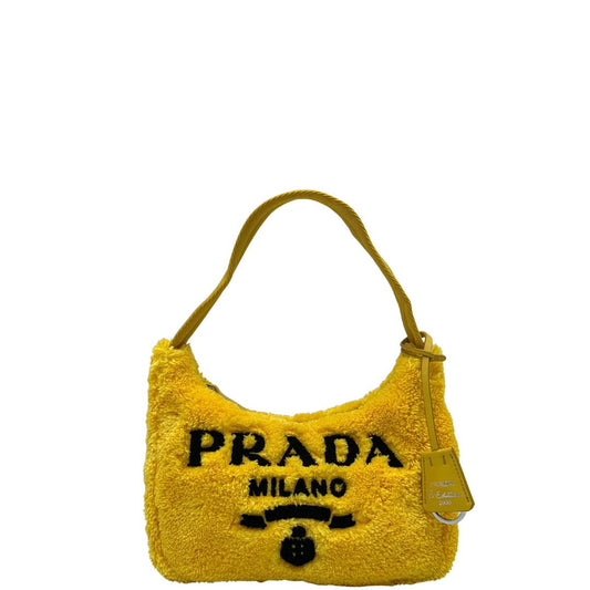front Borsa Prada in spugna gialla con logo nero sul front e parti metalliche argentate; munita di un manico singolo in tessuto, indossabile a spalla o a mano. Completa di dustbag, di lusso, originale, ottime condizioni.
