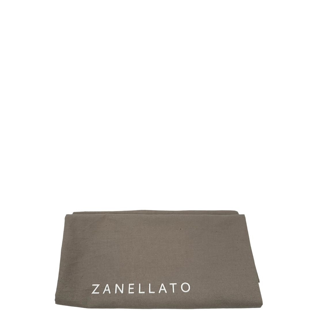 Dustbag di una borsa Zanellato in pelle nera trama Blandine con parti metalliche oro chiaro; munita di un manico singolo e una tracolla amovibile e regolabile.