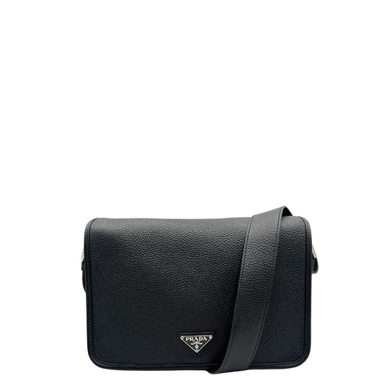 front Borsa Prada in pelle martellata nera con parti metalliche argentate; munita di una tracolla regolabile. Completa di dustbag, di lusso, originale, ottime condizioni, usata.