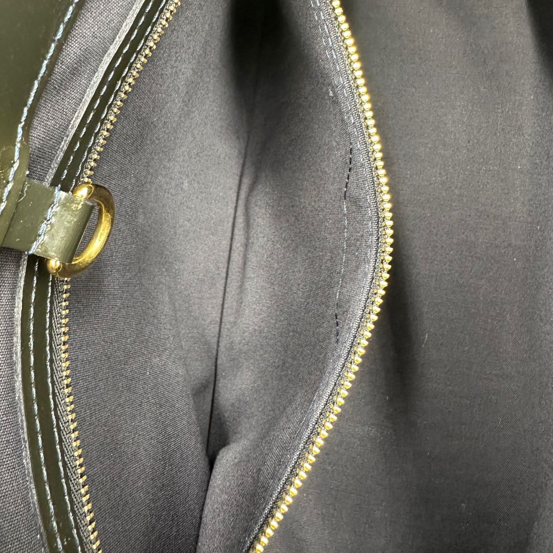 interno Borsa Louis Vuitton in pelle verniciata marrone con riflessi che tendono al verde e parti metalliche dorate; munita di doppi manici, da portare a mano. Completa di corredo, di lusso, originale, ottime condizioni, usata.