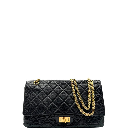 Front di una borsa Chanel 2.55 in pelle aged nera trapuntata, con parti metalliche dorate. Munita di una tracolla scorrevole in catena. Indossabile a spalla o a tracolla. Completa di scatola.
