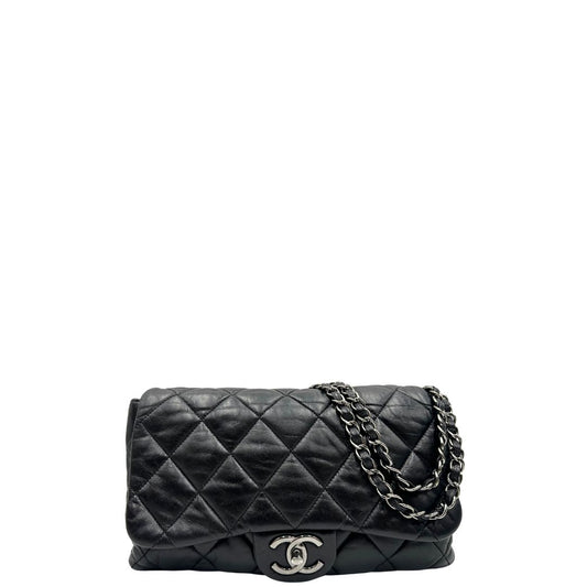 Front di una Borsa Chanel in pelle nera matelassè e parti metalliche argentate; munita di una tracolla scorrevole in catena e pelle. Indossabile a spalla e a tracolla. Completa di scatola. Originale, usata, di lusso, in condizioni eccellenti.