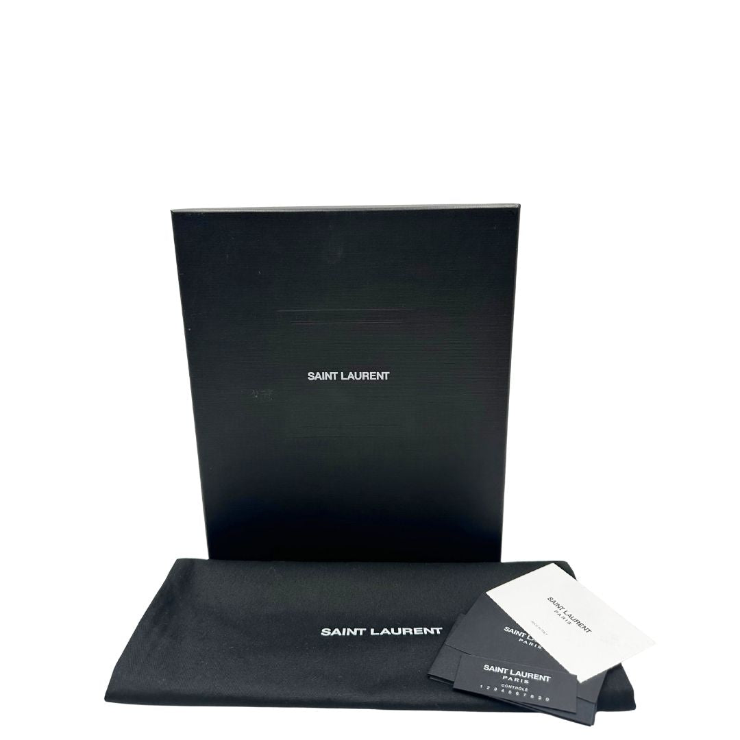 Corredo di una Borsa Saint Laurent in pelle color senape con parti metalliche dorate impreziosita di una tracolla in catena e spallaccio in pelle. Originale, usata, di lusso, in condizioni eccellenti .