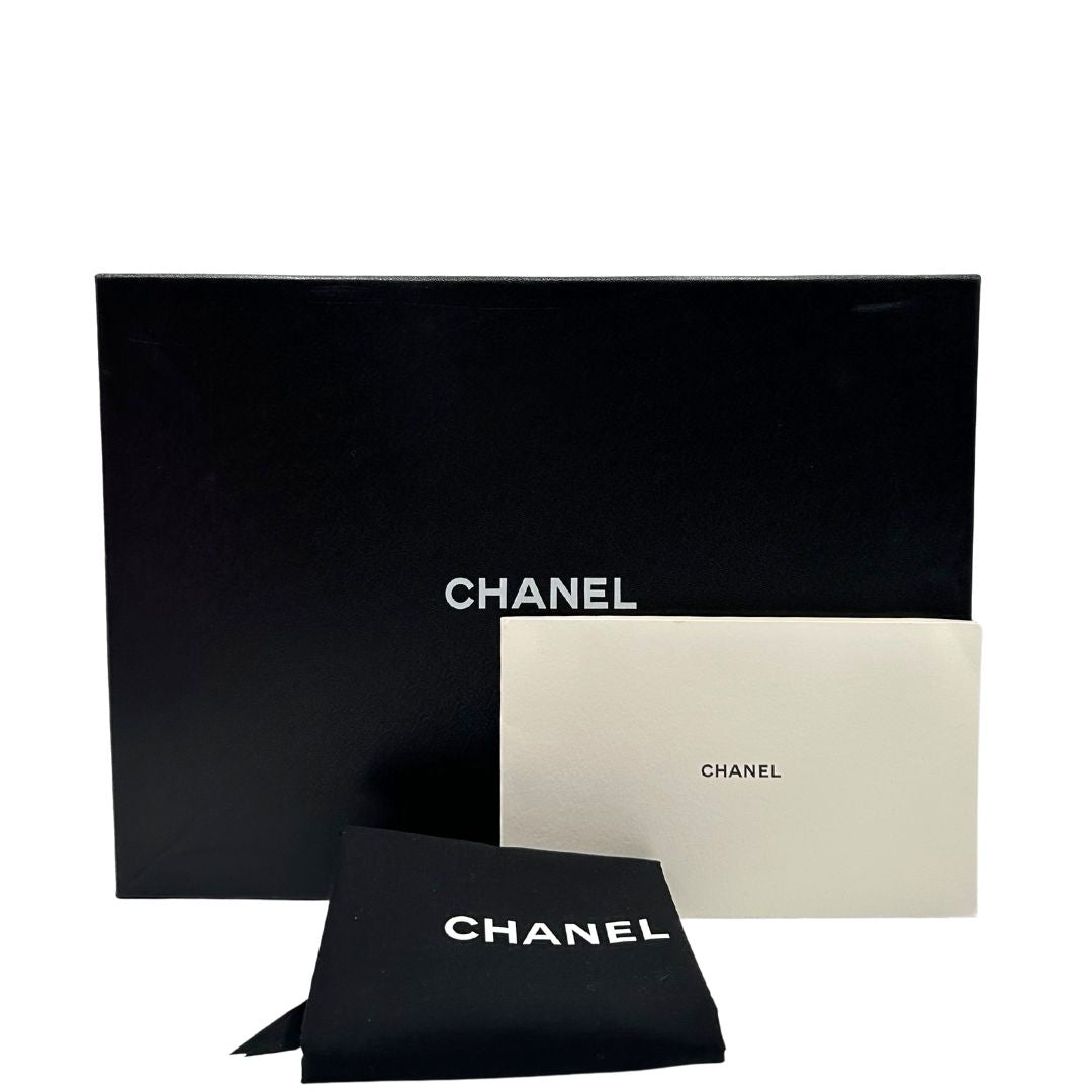 Corredo di una borsa Chanel 22 in pelle trapuntata rosa con parti metalliche dorate; dotata di pochette estraibile e amovibile, doppi manici in catena e pelle per portarla a spalla. Chiusura con bottone automatici.