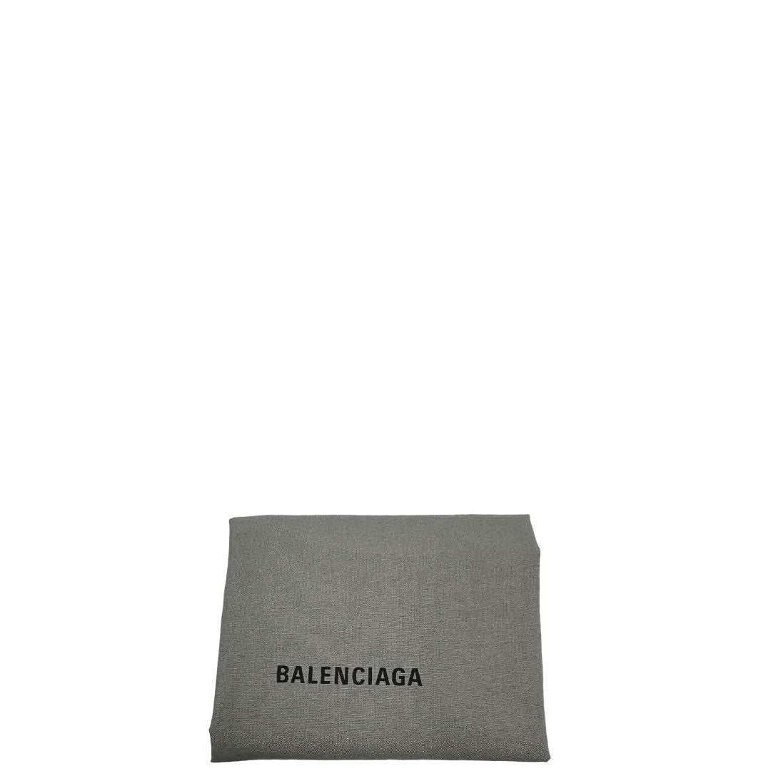 Dustbag di una pochette Balenciaga in pelle effetto invecchiato nera, con parti metalliche argentate; munita di uno specchietto a forma di cuore, polsino amovibile e un mini porta monete e carte.