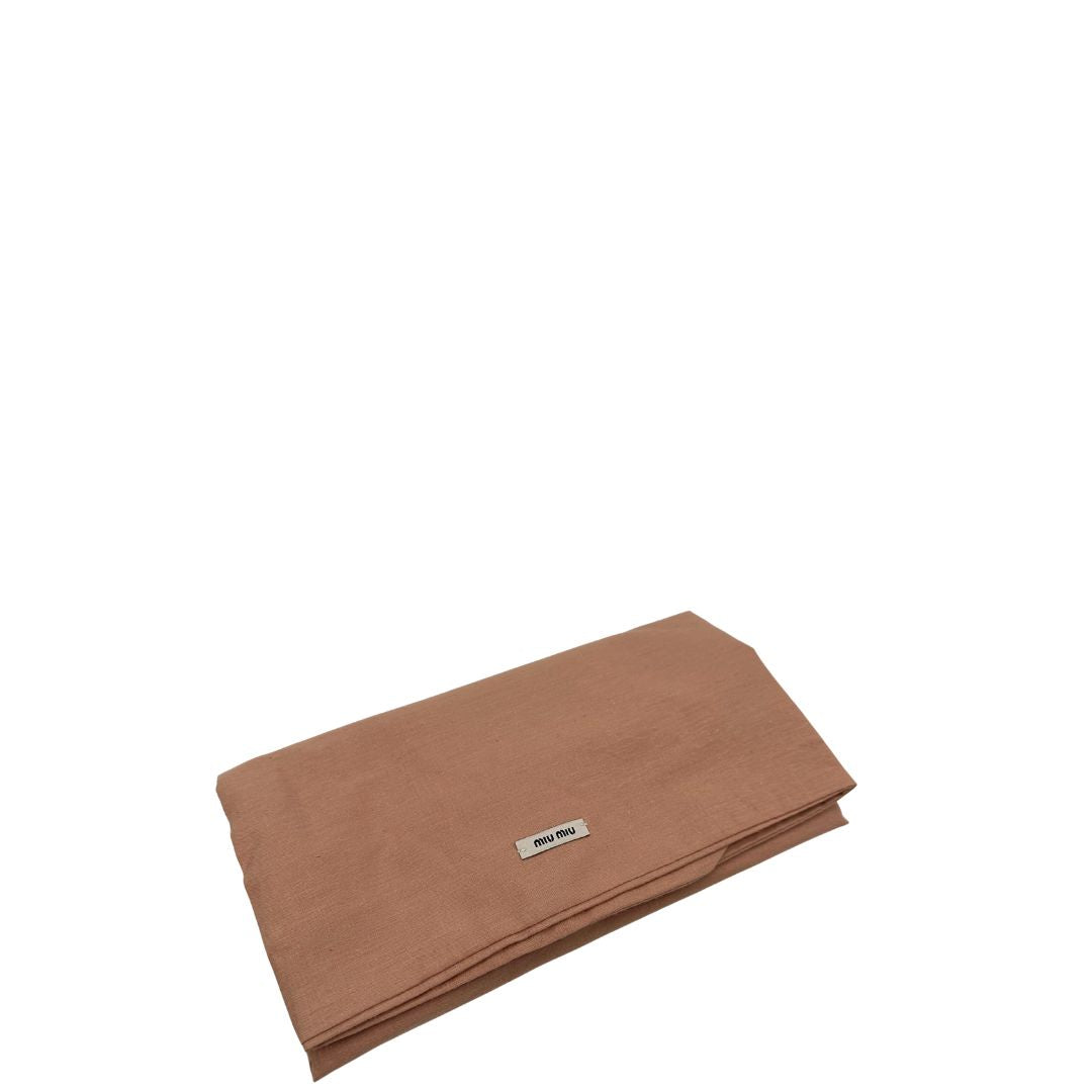 Dustbag di una borsa Miu Miu in pelle color cammello con parti metalliche argentate; munita di doppi manici intrecciata in PVC e pelle e di una tracolla amovibile e regolabile.