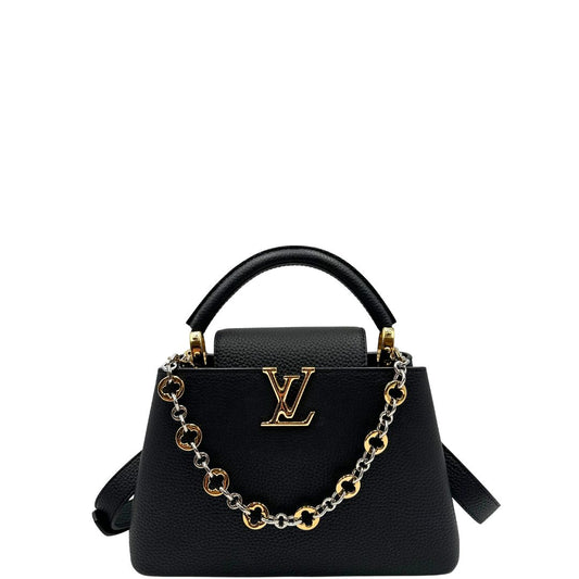 front La borsa Capucines BB è reinterpretata per la Collezione Chain On You. Il modello iconico, realizzato in pelle Taurillon, è impreziosito dalla catenella bi-galvanizzata d'ispirazione gioiello, arricchita dai fiori Monogram, di lusso, eccellenti condizioni, usata, originale.