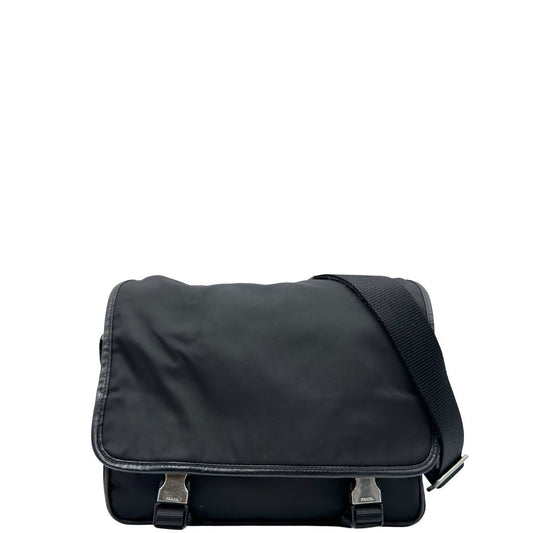 Front di una Borsa Prada in nylon nero con finiture in pelle tono su tono e parti metalliche argentate; munita di una tracolla regolabile in tessuto. Originale, usata, di lusso, in ottime condizioni.