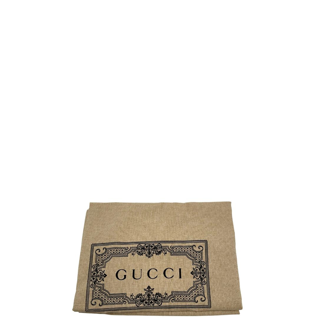 Dustbag di uno zaino Gucci in canvas pelle blu notte, con parti metalliche argentate. Iconica striscia Web in verde/rosso sul front, con cinghie regolabili e tasche laterali.