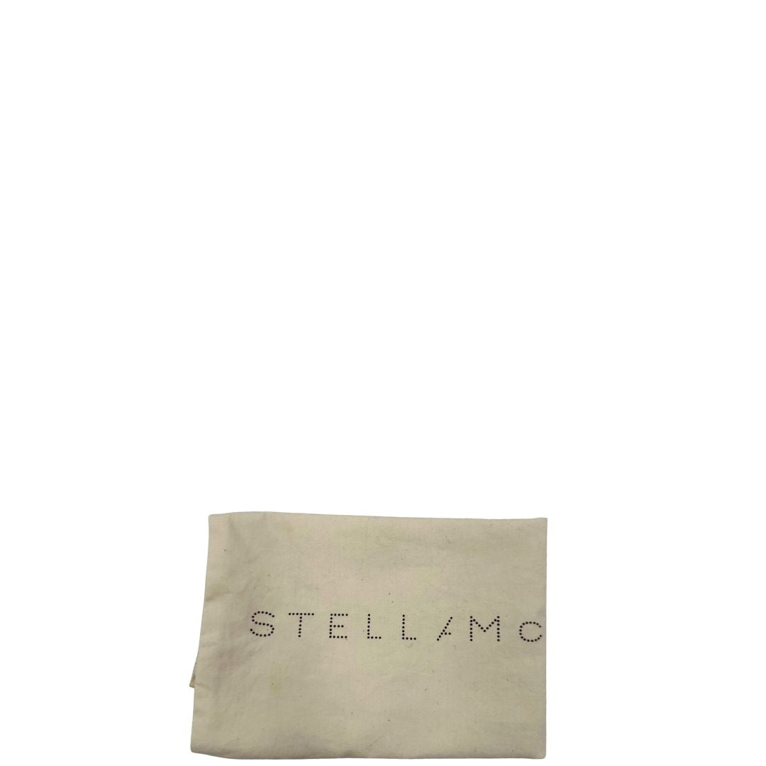 Dustbag di una borsa Stella McCartney Falabella in tessuto vegano rosa con parti metalliche argentate.