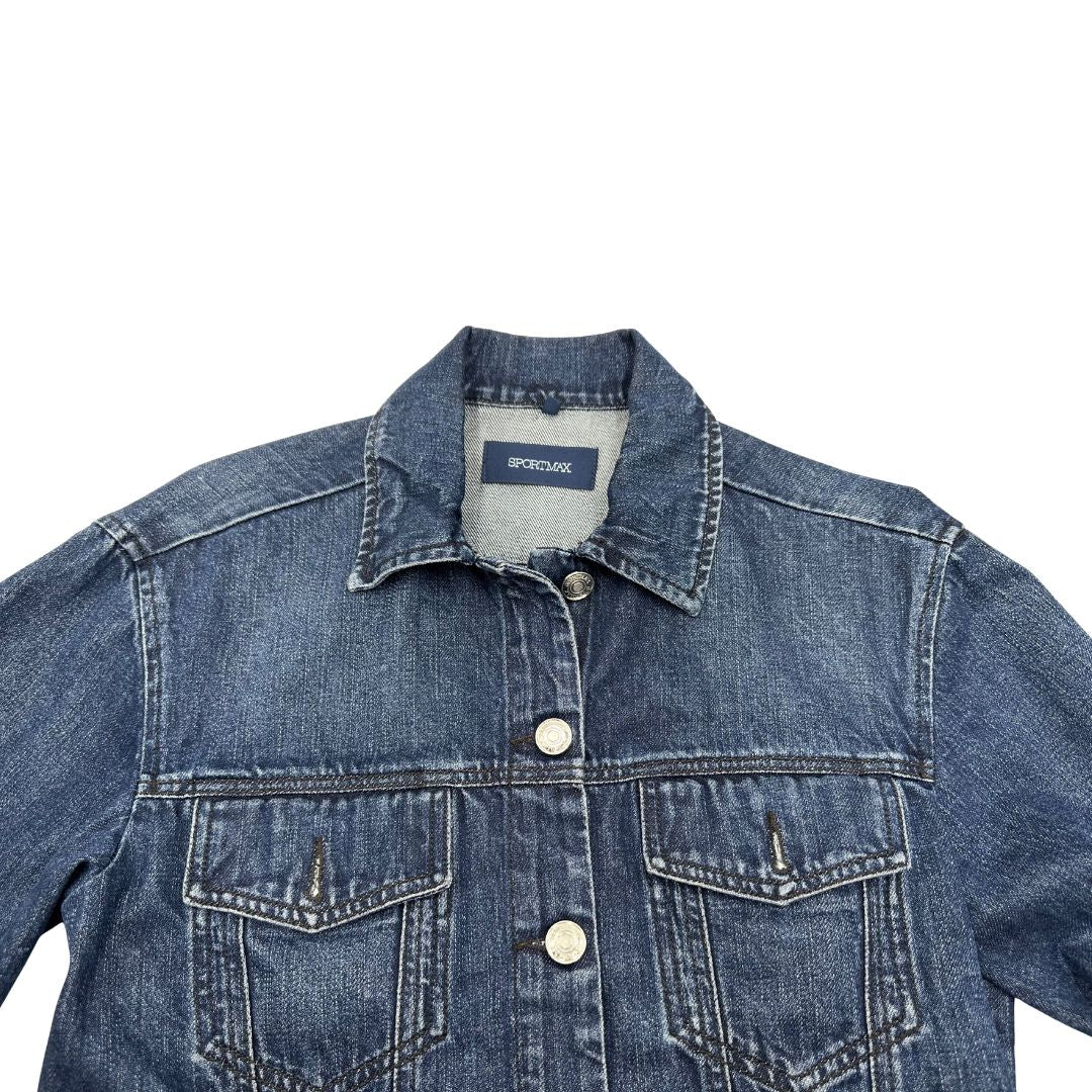 Giubbino Sportmax in denim con lavaggio blu scuro in 100% cotone; munito di colletto e chiusura a bottoni, di lusso, originale, ottime condizioni, usato.