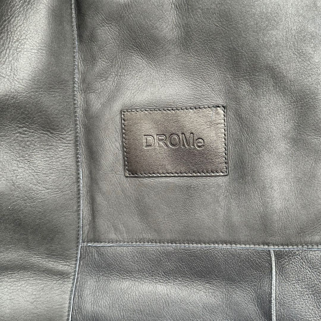 Cappotto Drome effetto pelo color blu carbone con interno in pelle, di lusso, originale, ottime condizioni, usato.