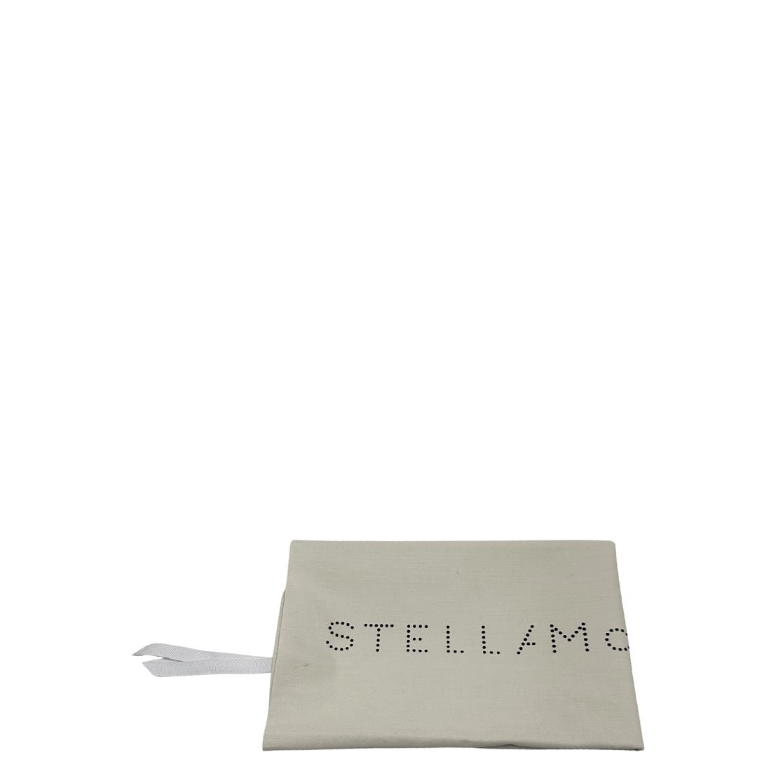 Dustbag di una borsa Stella McCartney Falabella in tessuto vegano grigia rifinita con catene in metallo argentato.