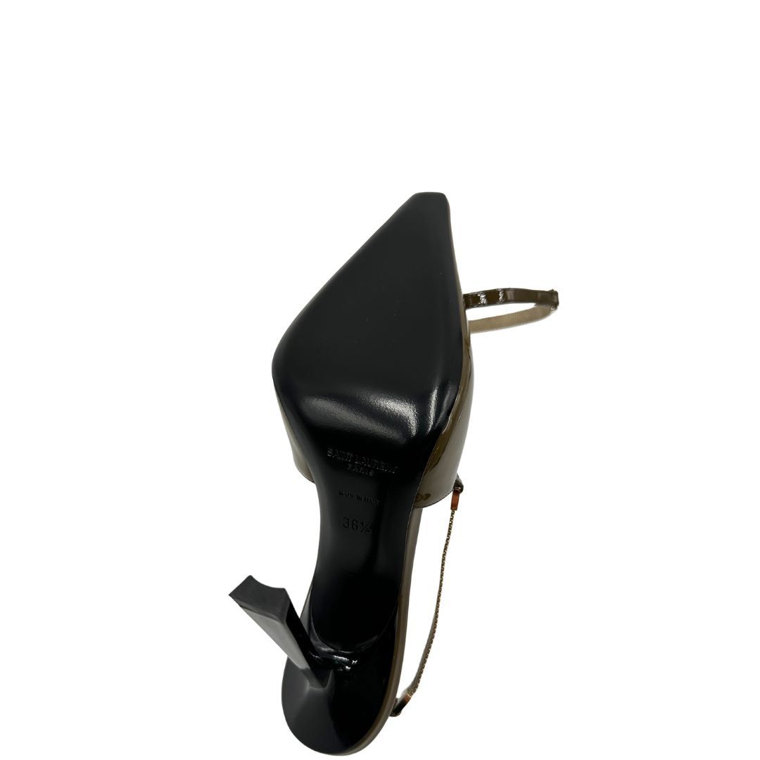 Décolleté slingback Saint Laurent in vernice color kaki, con punta affusolata e tacco alto a spillo. Cinturino posteriore con dettaglio metallico dorato. Complete di corredo.