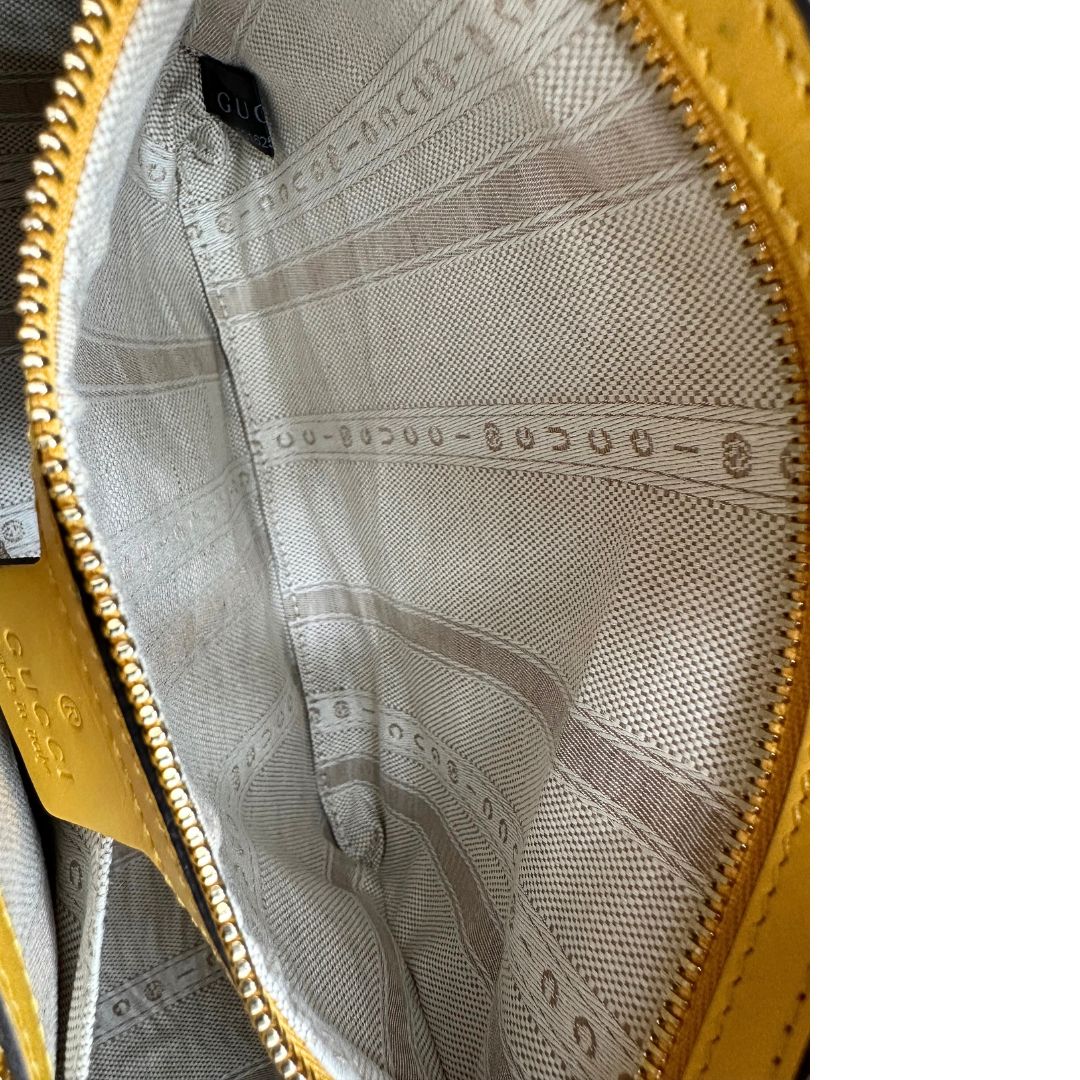 Interno di una borsa Gucci in pelle giallo girasole con trama Diamante, parti metalliche dorate. Munita di doppi manici stondati e di una tracolla amovibile e regolabile. Indossabile a mano o a tracolla.