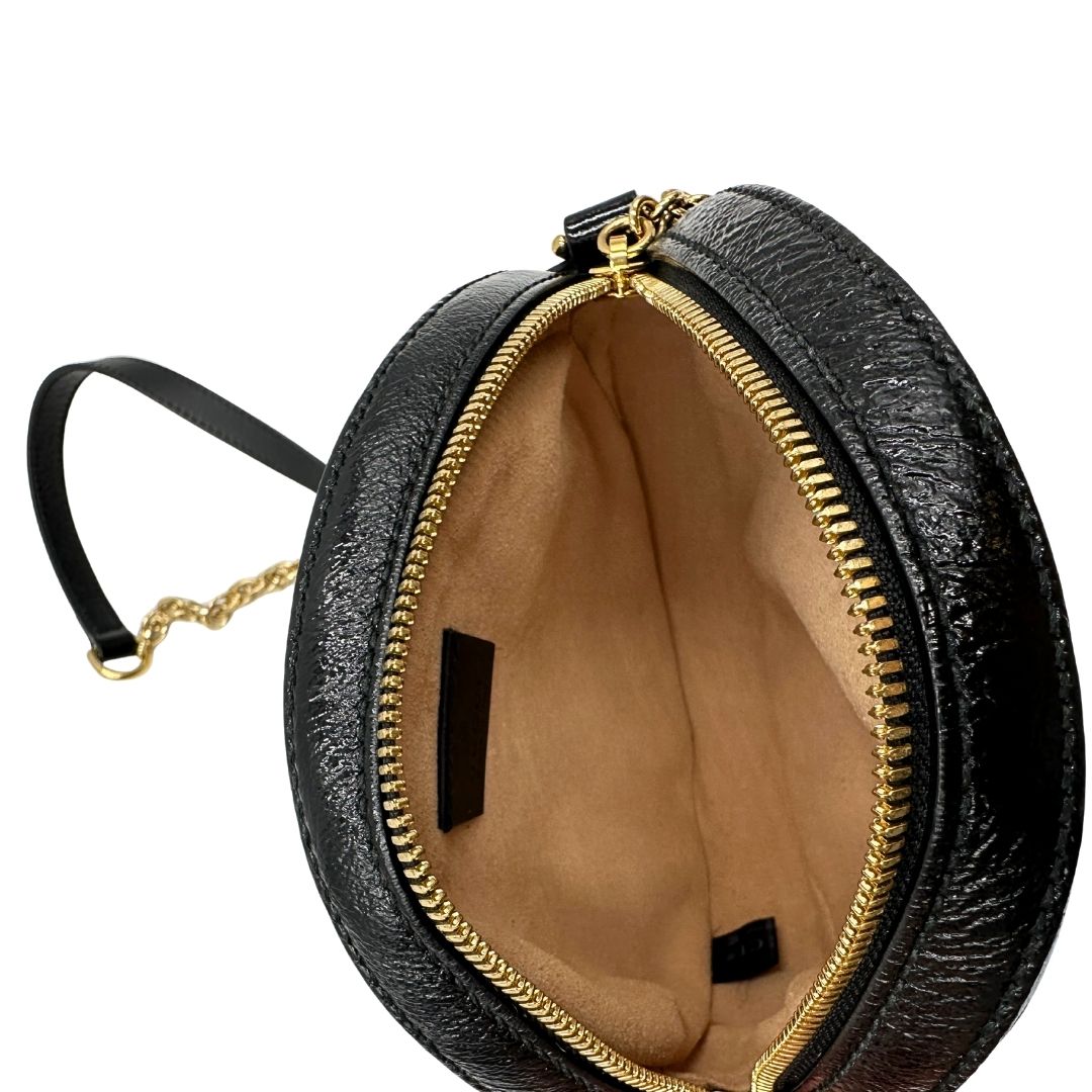 interno Borsa Gucci in pelle scamosciata rossa, finiture in pelle nera lucida con parti metalliche dorate; munita di una tracolla in catena con spallaccio in pelle. Completa di dustbag, di lusso, originale, ottime condizioni, usata.