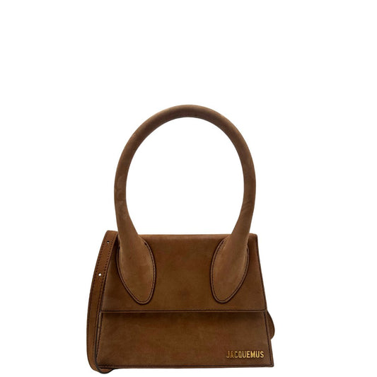 front Borsa Jacquemus in pelle scamosciata marrone con parti metalliche dorate; munita di un manico singolo stondato e una tracolla amovibile e regolabile. Completa di dustbag, di lusso, originale, ottime condizioni.