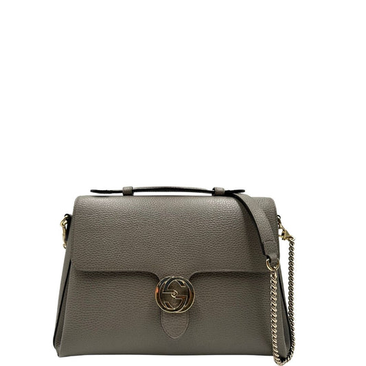 front Borsa Gucci in pelle grigia martellata con parti metalliche dorate; impreziosita da doppia G sulla chiusura e munita di una tracolla in catena con spallaccio in pelle. Full set, di lusso, originale, ottime condizioni, usata.