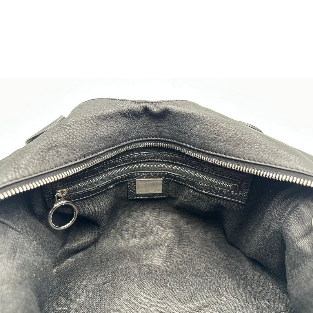interno Borsa Fendi in pelle martellata nera con parti metalliche argentate; munita di doppi manici stondati, da portare a mano, di lusso, originale, ottime condizioni, usata.
