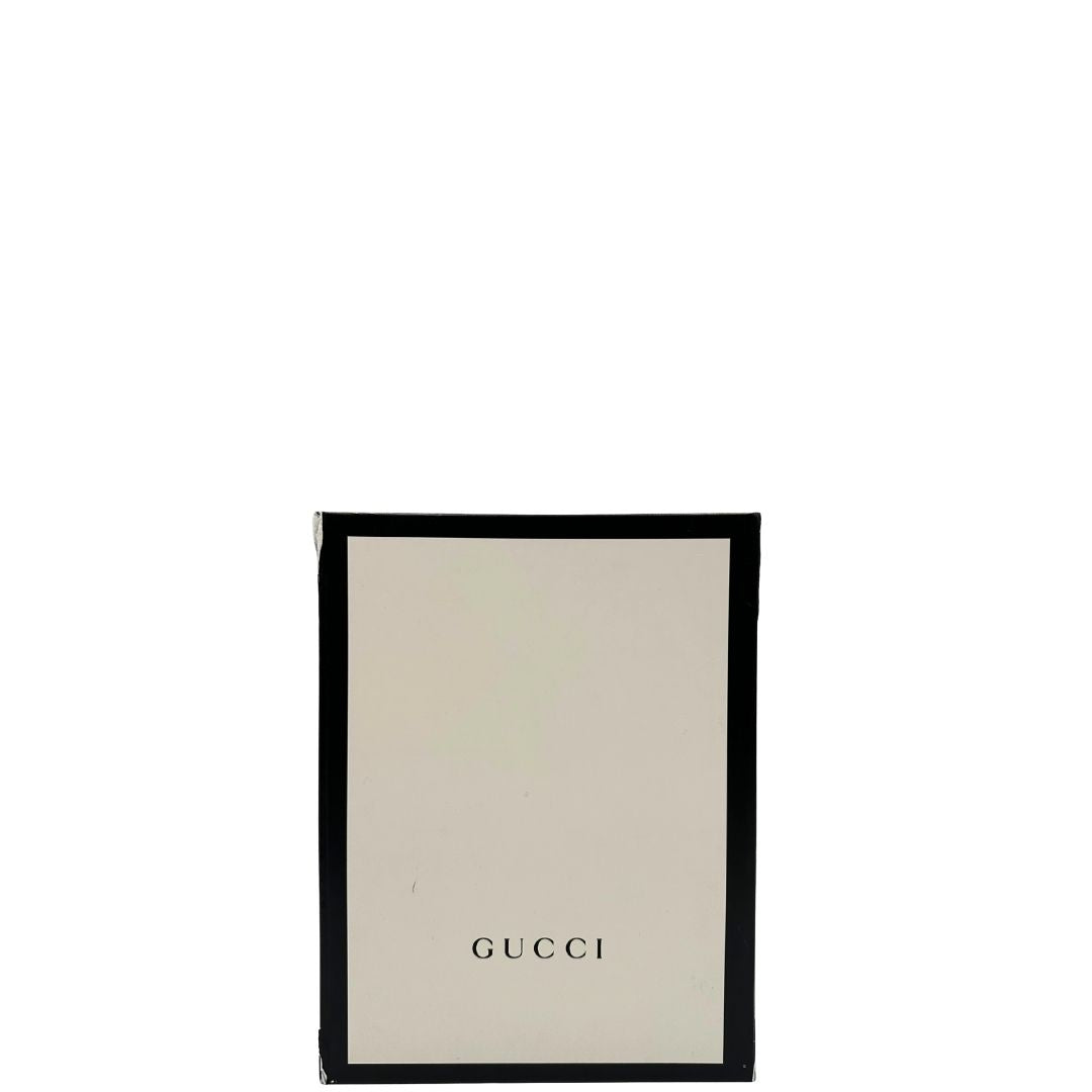 Scatola di una borsa Gucci Marmont in pelle matelassè nera e parti metalliche dorate; munita di una tracolla in catena scorrevole con spallaccio in pelle. Dotata di scatola. Indossabile a spalla e a tracolla.