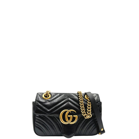 Front di una borsa Gucci Marmont in pelle matelassè nera e parti metalliche dorate; munita di una tracolla in catena scorrevole con spallaccio in pelle. Dotata di scatola. Indossabile a spalla e a tracolla.