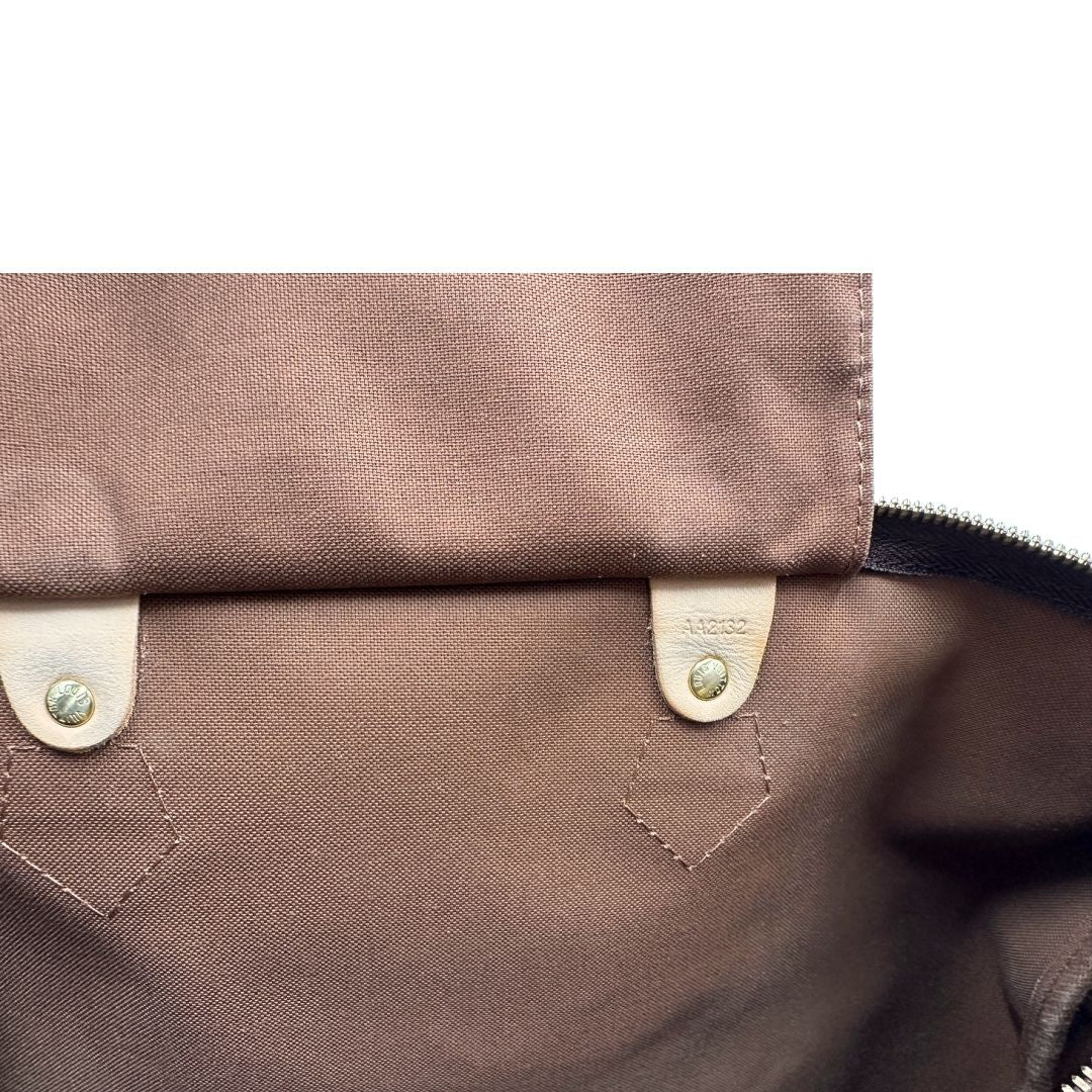 interno Borsa Louis Vuitton in canvas marrone monogram con finiture in vacchetta naturale e parti metalliche dorate; munita di doppi manici stondati. Completa di lucchetto e chiavi, di lusso, originale, ottime condizioni, usato.