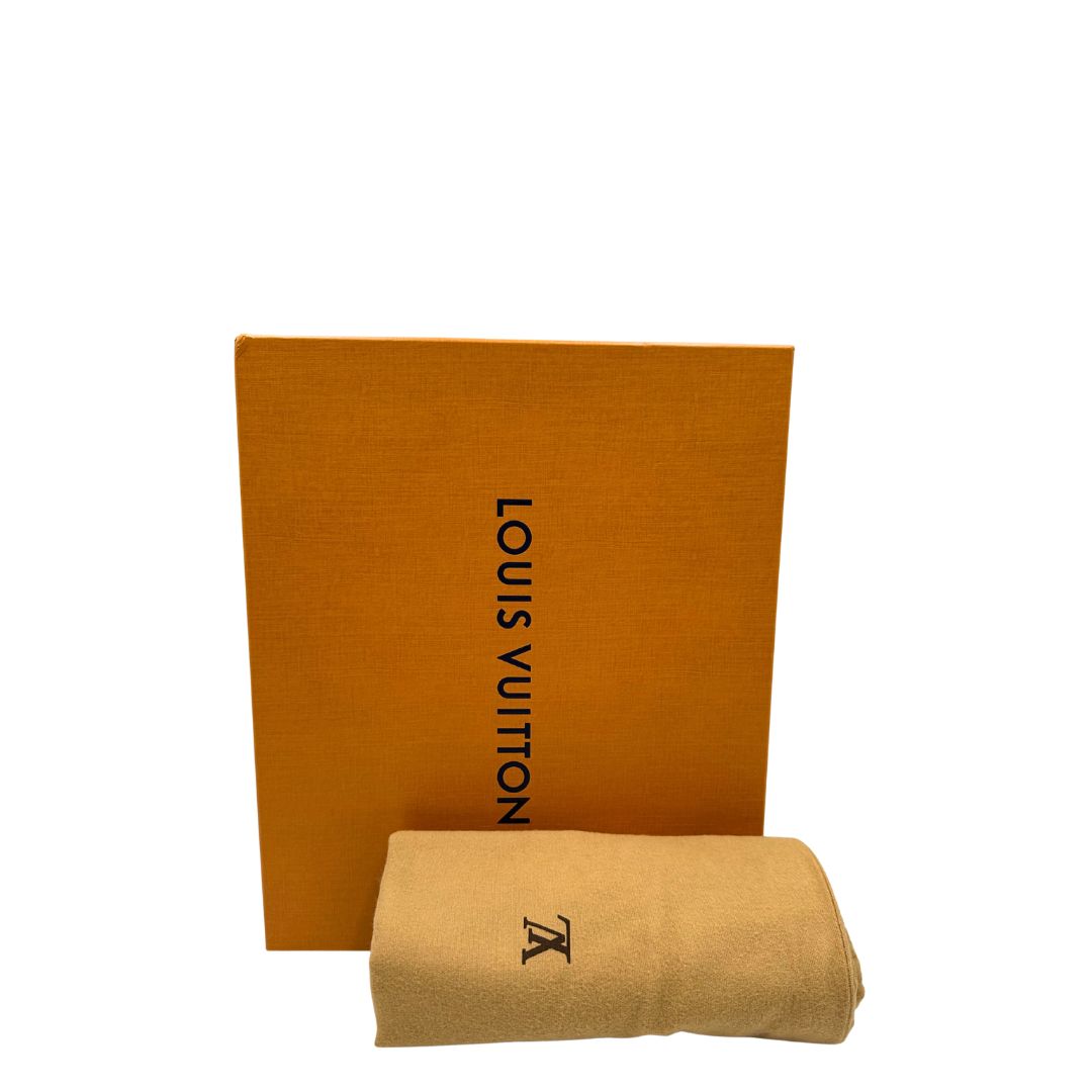 Corredo di una borsa Louis Vuitton Suhali Le Fabuleux in pelle color oro con parti metalliche dorate. Munita di doppi manici stondati, impreziosita da una clochette porta chiavi.