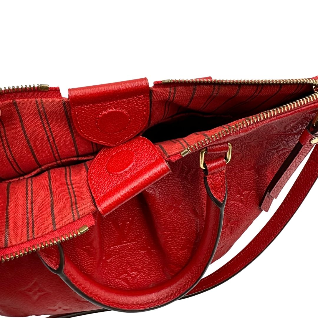interno Borsa Louis Vuitton in pelle rossa monogram con parti metalliche dorate; munita di doppi manici stondati e una tracolla amovibile. Completa di scatola, di lusso, originale, ottime condizioni, usata.