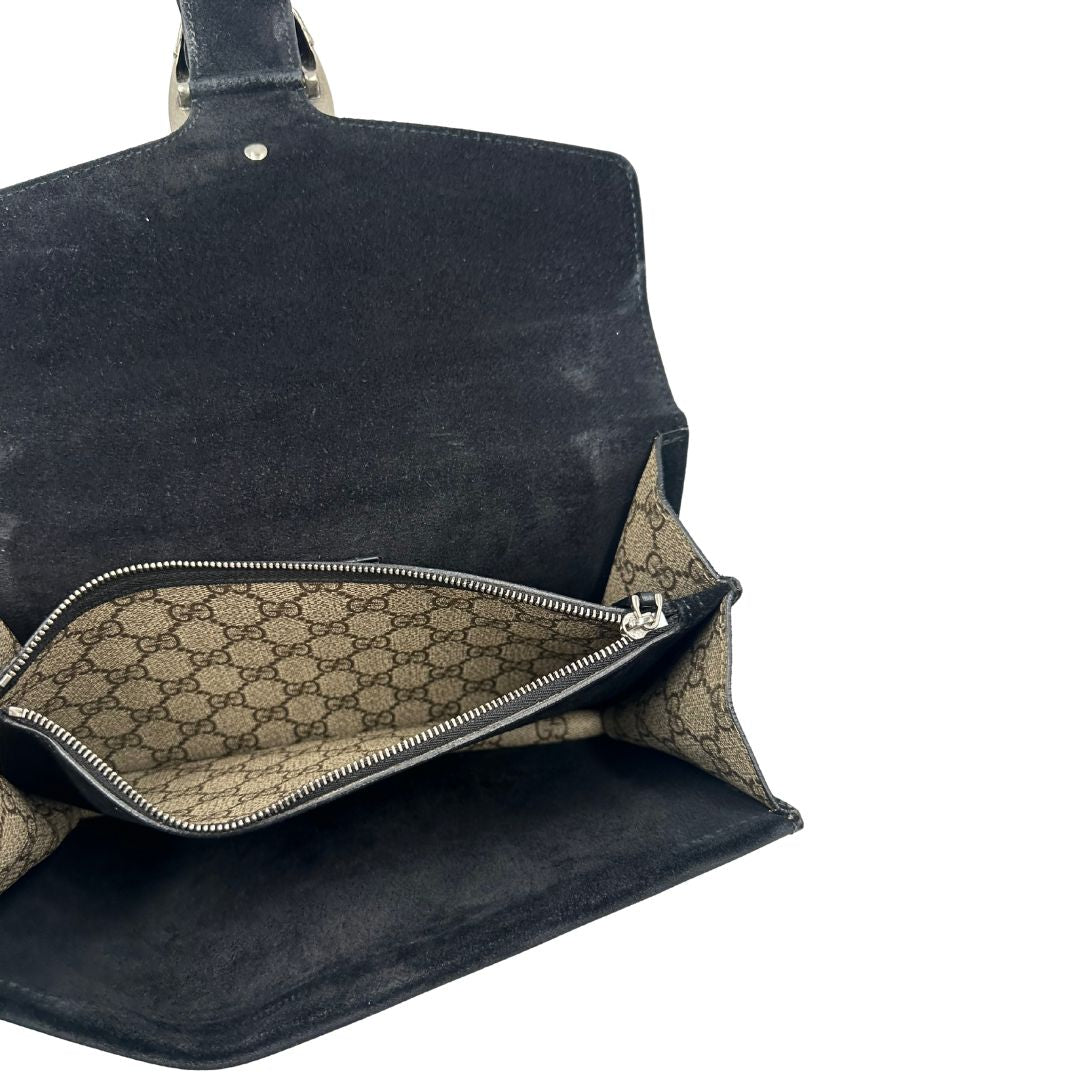 Interno di una Borsa Gucci in canvas beige monogram GG, finiture in pelle scamosciata nera e parti metalliche argentate; munita di una tracolla in catena scorrevole. Indossabile a spalla oppure a tracolla. Originale, usata, di lusso, in ottime condizioni.
