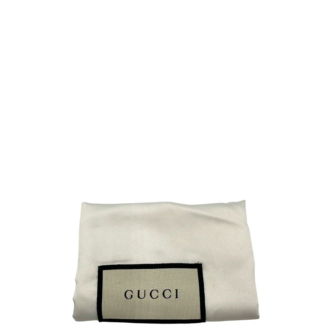Dustbag di una pochette Gucci in tessuto Gucci in tessuto GG beige con finiture in pelle marrone e parti metalliche dorate; munita di un polsino, da portare a mano.