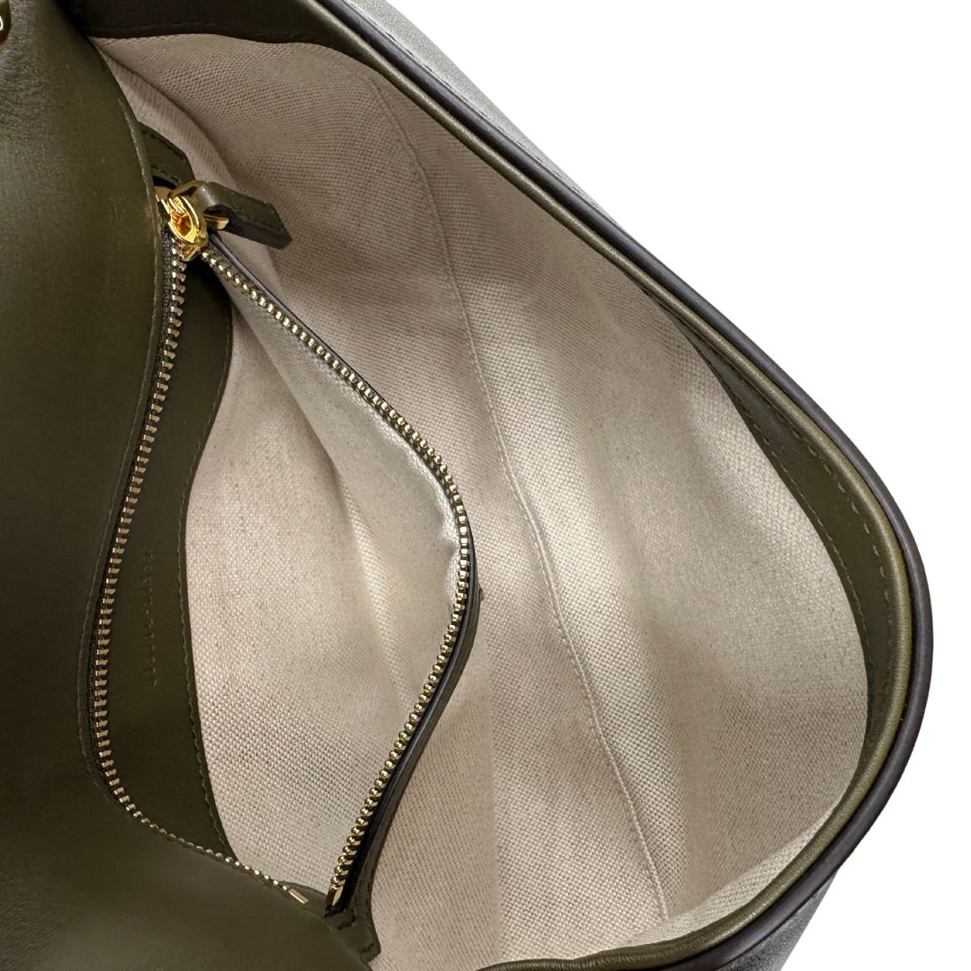 interno Borsa Gucci in pelle verde oliva con parti metalliche dorate; munita di un manico singolo e una tracolla amovibile e regolabile. Completa di dustbag, di lusso, originale, ottime condizioni, usata.